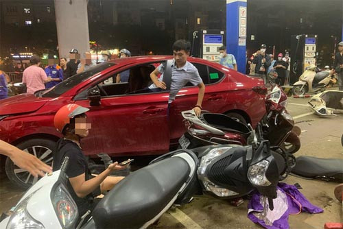 Bắt giam lái xe say xỉn lao ô tô vào cây xăng ở Hà Nội khiến 8 người bị thương
